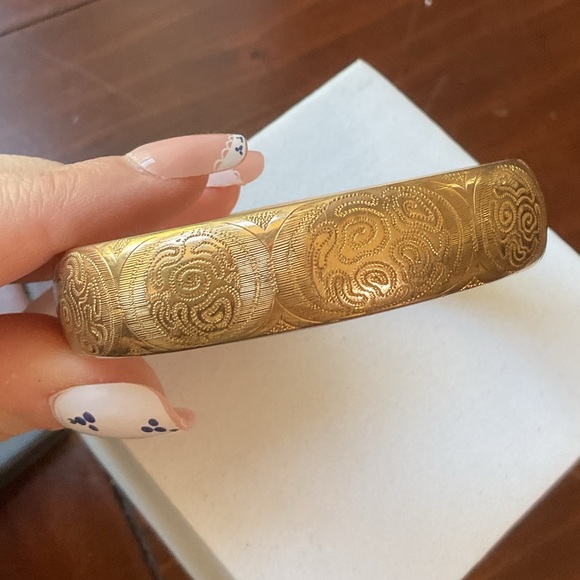 Antique Carved Gold Tone Engraved Bangle Bracelet - Picture 3 of 11